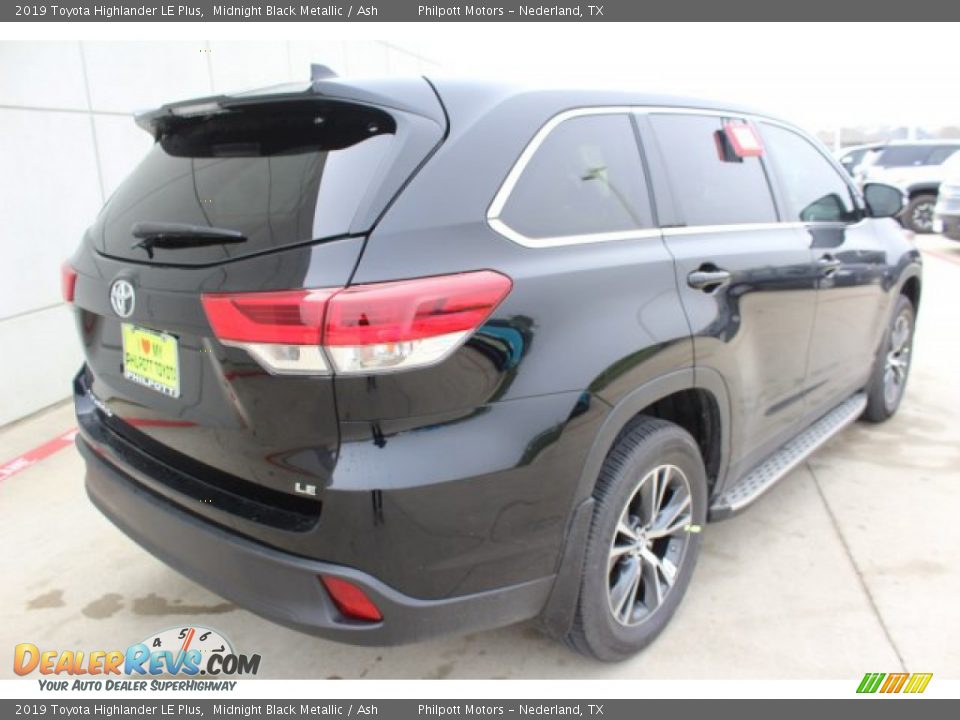 2019 Toyota Highlander LE Plus Midnight Black Metallic / Ash Photo #8