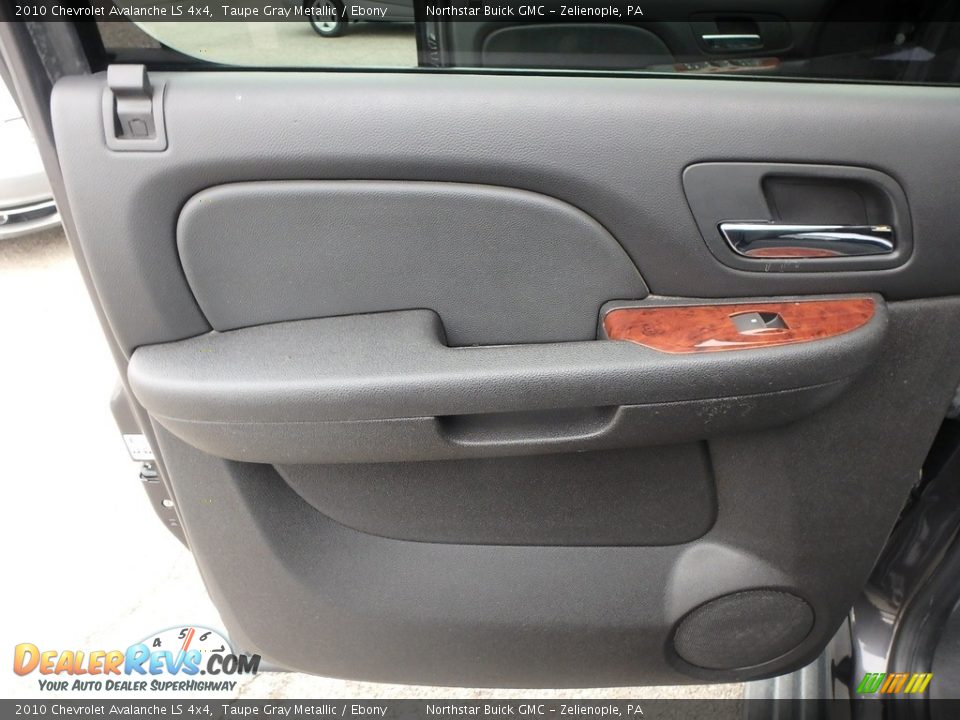 2010 Chevrolet Avalanche LS 4x4 Taupe Gray Metallic / Ebony Photo #19