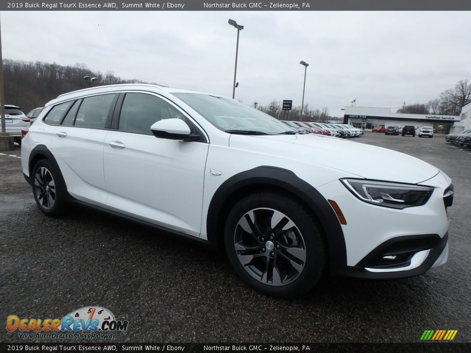 Front 3/4 View of 2019 Buick Regal TourX Essence AWD Photo #3