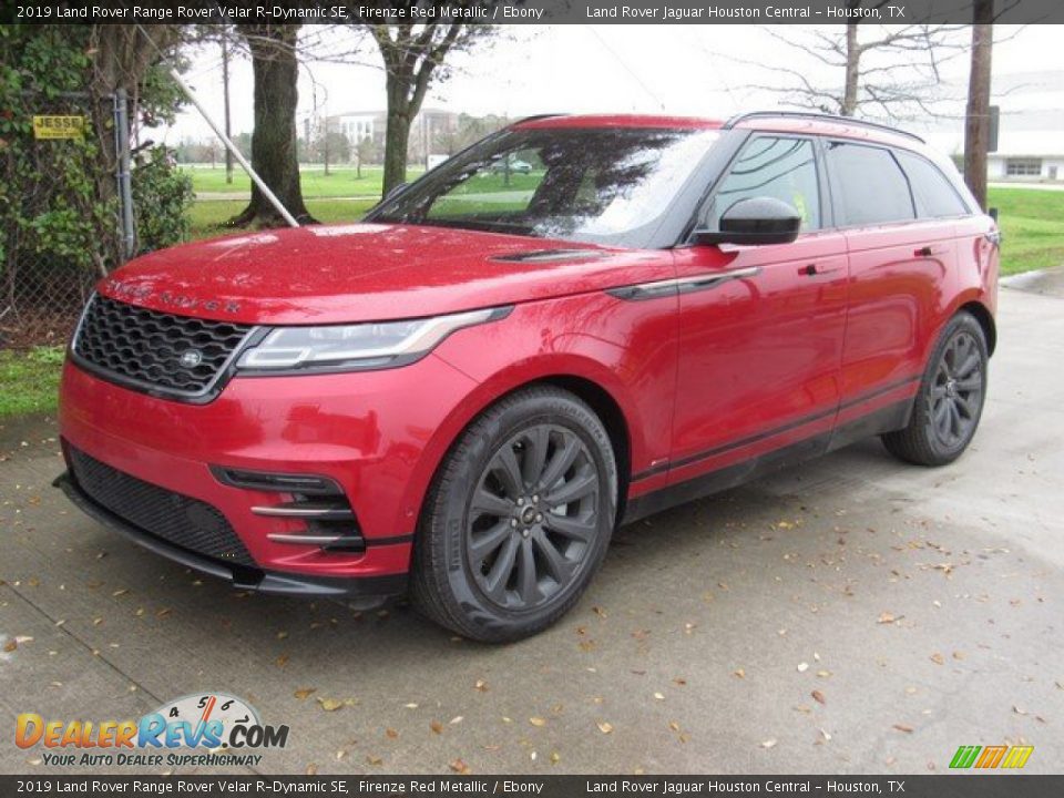 Front 3/4 View of 2019 Land Rover Range Rover Velar R-Dynamic SE Photo #7