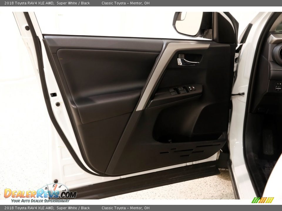 2018 Toyota RAV4 XLE AWD Super White / Black Photo #4