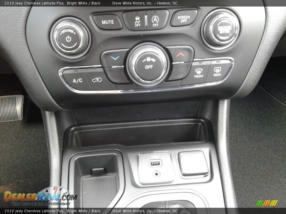 2019 Jeep Cherokee Latitude Plus Bright White / Black Photo #24
