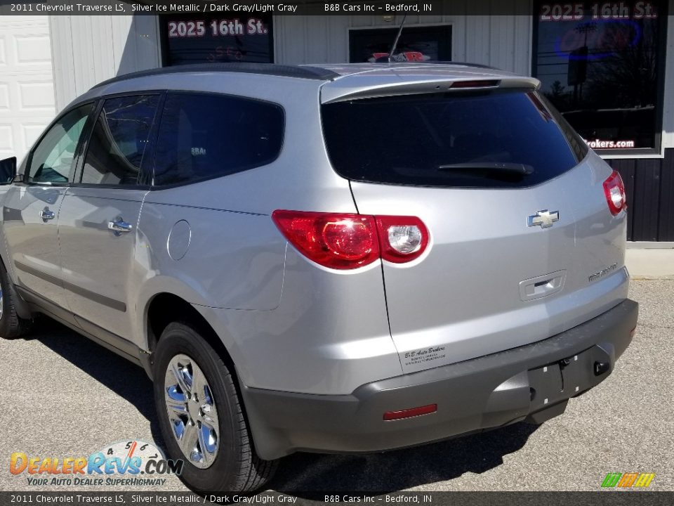 2011 Chevrolet Traverse LS Silver Ice Metallic / Dark Gray/Light Gray Photo #4