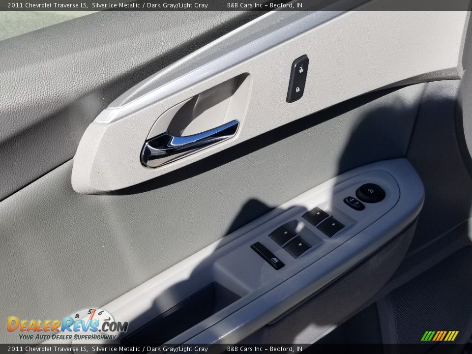 2011 Chevrolet Traverse LS Silver Ice Metallic / Dark Gray/Light Gray Photo #10