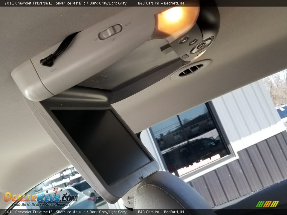 2011 Chevrolet Traverse LS Silver Ice Metallic / Dark Gray/Light Gray Photo #16