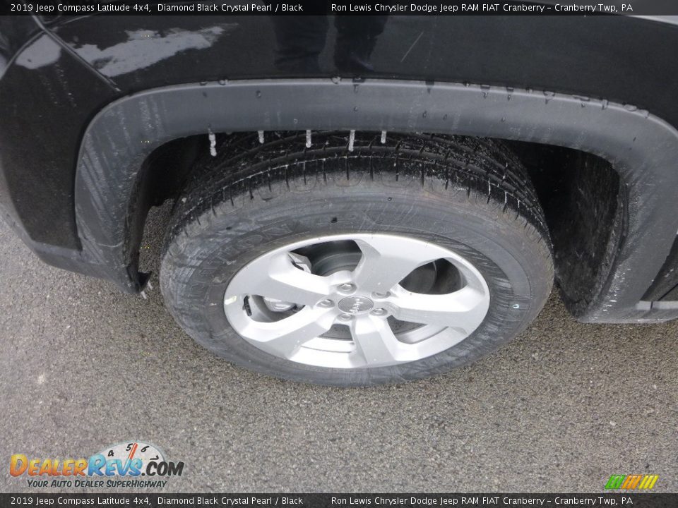 2019 Jeep Compass Latitude 4x4 Diamond Black Crystal Pearl / Black Photo #2
