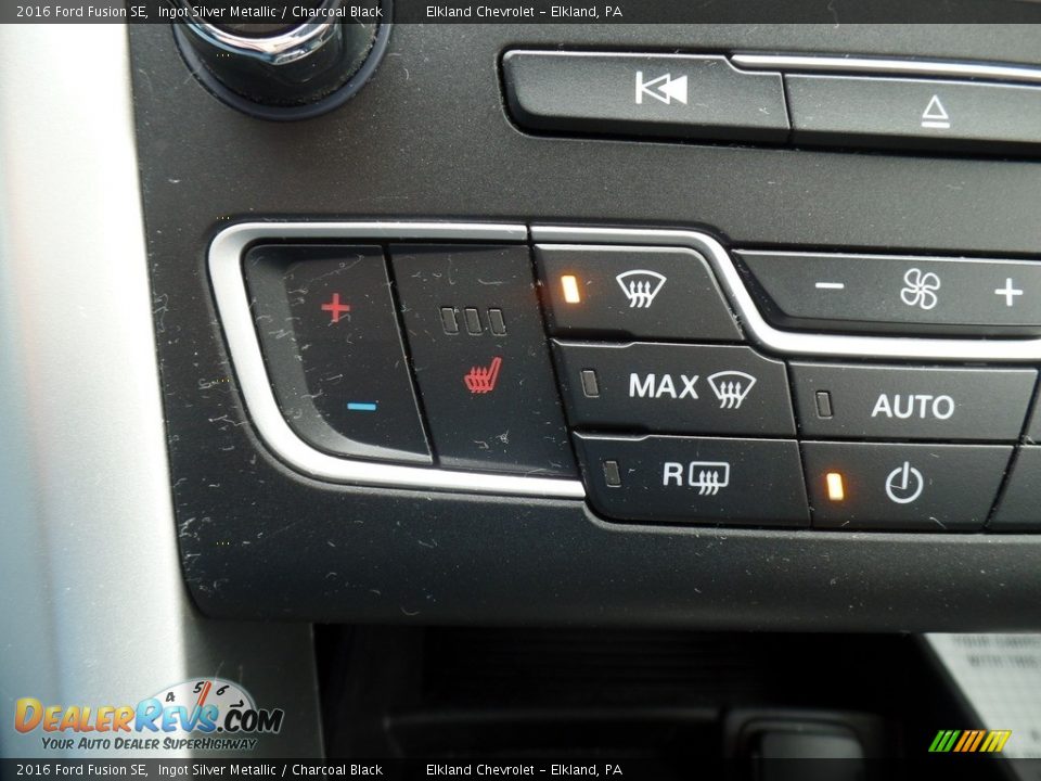 2016 Ford Fusion SE Ingot Silver Metallic / Charcoal Black Photo #22