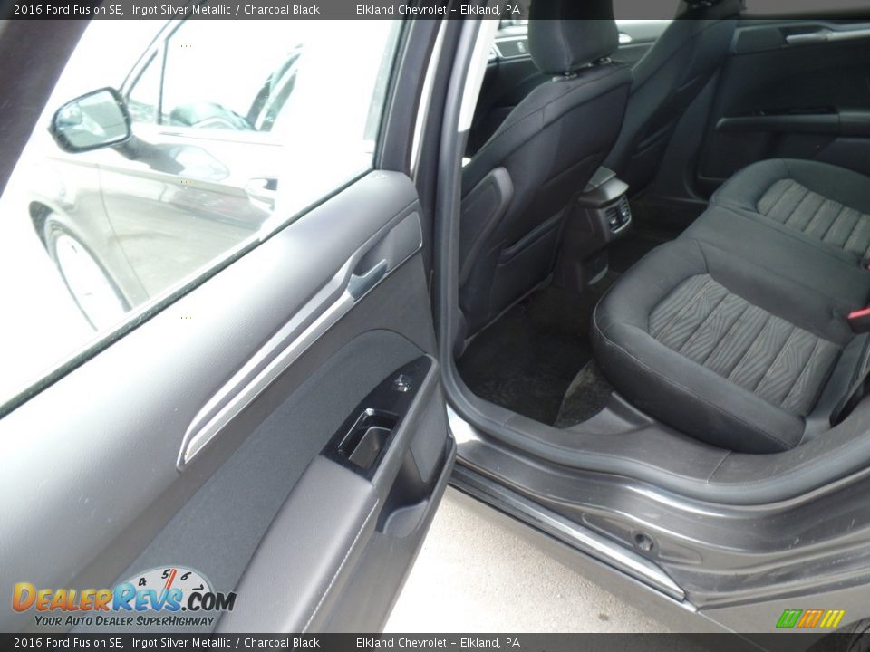 2016 Ford Fusion SE Ingot Silver Metallic / Charcoal Black Photo #24