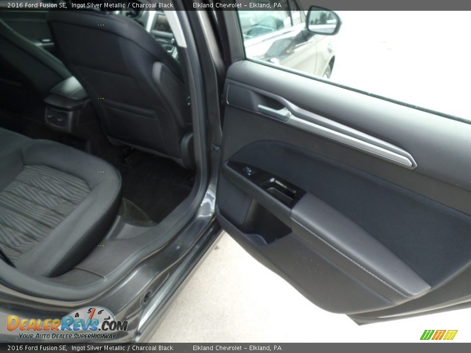 2016 Ford Fusion SE Ingot Silver Metallic / Charcoal Black Photo #27