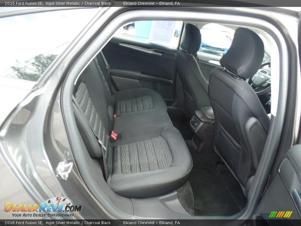 2016 Ford Fusion SE Ingot Silver Metallic / Charcoal Black Photo #28