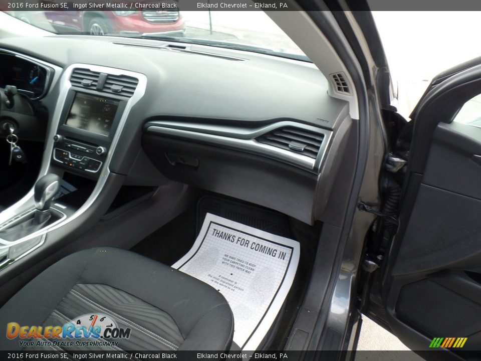 2016 Ford Fusion SE Ingot Silver Metallic / Charcoal Black Photo #32