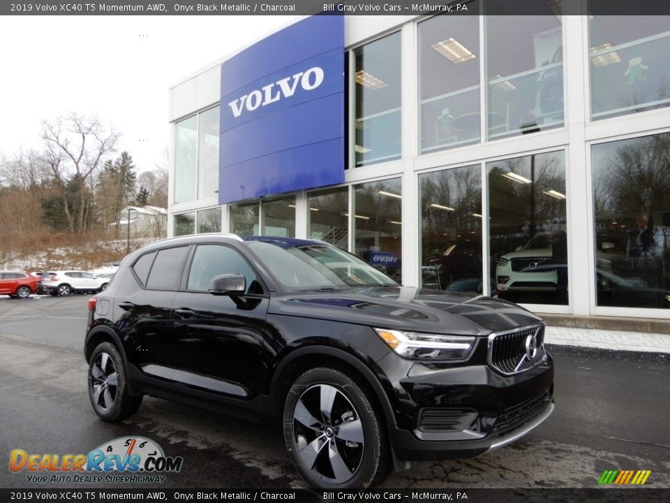 Front 3/4 View of 2019 Volvo XC40 T5 Momentum AWD Photo #1