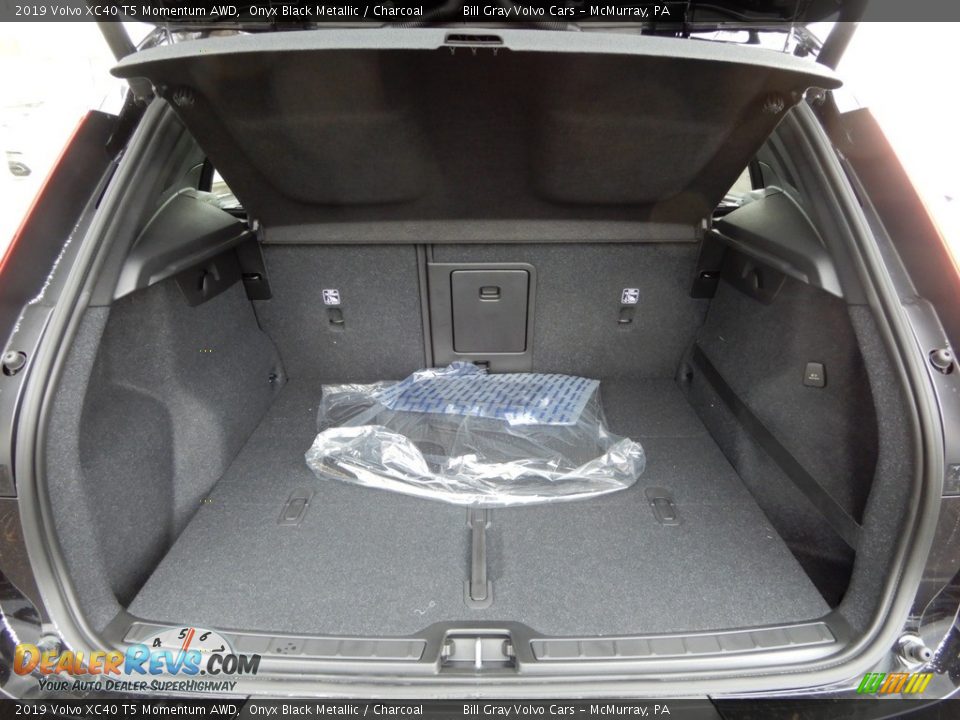 2019 Volvo XC40 T5 Momentum AWD Onyx Black Metallic / Charcoal Photo #3