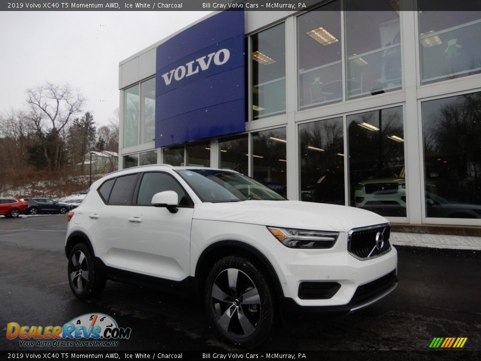 Front 3/4 View of 2019 Volvo XC40 T5 Momentum AWD Photo #1