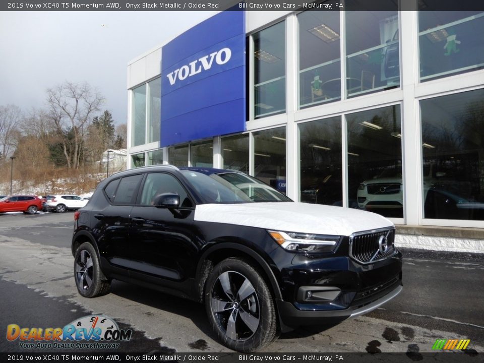 Front 3/4 View of 2019 Volvo XC40 T5 Momentum AWD Photo #1
