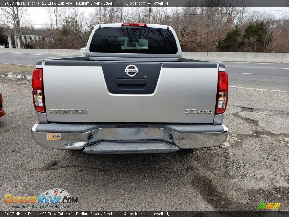 2007 Nissan Frontier SE Crew Cab 4x4 Radiant Silver / Steel Photo #4