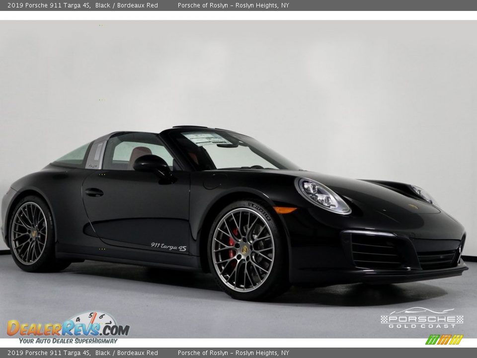 Front 3/4 View of 2019 Porsche 911 Targa 4S Photo #1