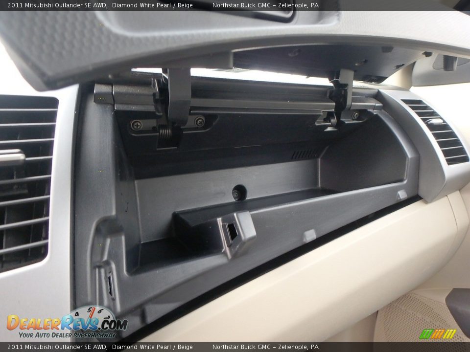 2011 Mitsubishi Outlander SE AWD Diamond White Pearl / Beige Photo #29