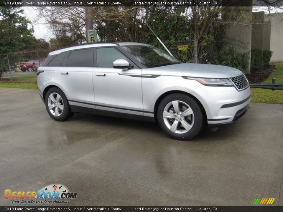 Front 3/4 View of 2019 Land Rover Range Rover Velar S Photo #1