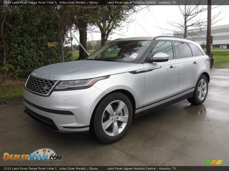 Front 3/4 View of 2019 Land Rover Range Rover Velar S Photo #10