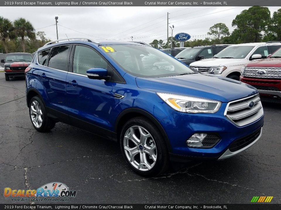 Front 3/4 View of 2019 Ford Escape Titanium Photo #7