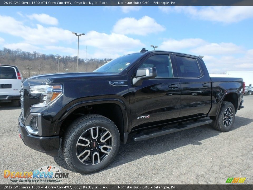 Front 3/4 View of 2019 GMC Sierra 1500 AT4 Crew Cab 4WD Photo #1