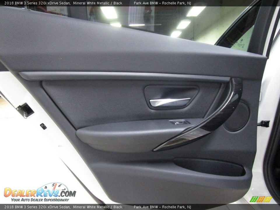 2018 BMW 3 Series 320i xDrive Sedan Mineral White Metallic / Black Photo #5