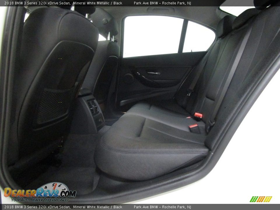 2018 BMW 3 Series 320i xDrive Sedan Mineral White Metallic / Black Photo #7