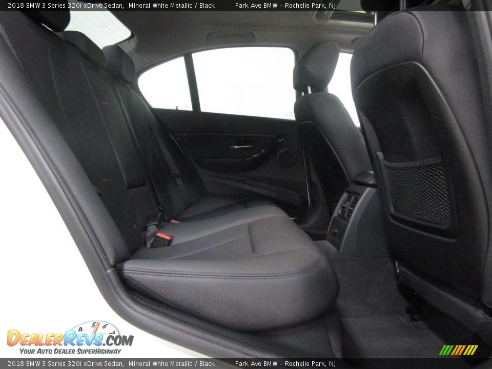 2018 BMW 3 Series 320i xDrive Sedan Mineral White Metallic / Black Photo #13