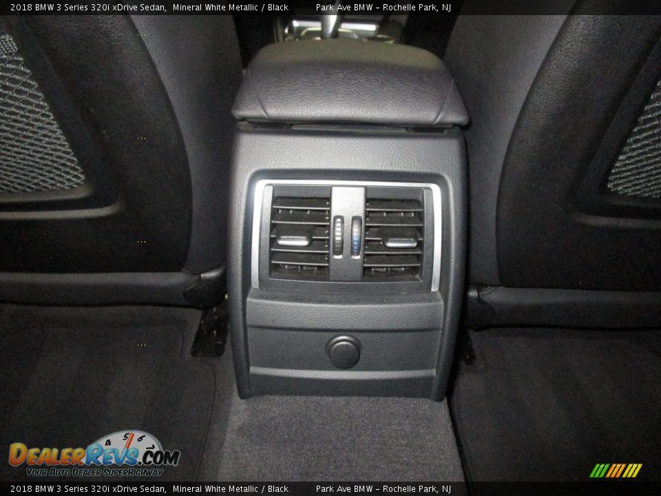 2018 BMW 3 Series 320i xDrive Sedan Mineral White Metallic / Black Photo #14