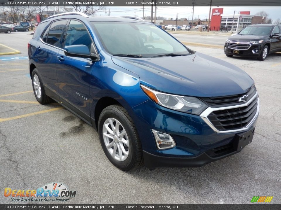 Front 3/4 View of 2019 Chevrolet Equinox LT AWD Photo #3