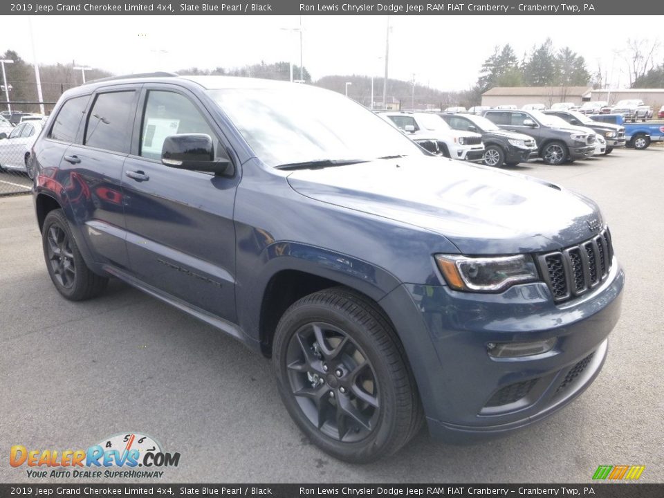 Front 3/4 View of 2019 Jeep Grand Cherokee Limited 4x4 Photo #7