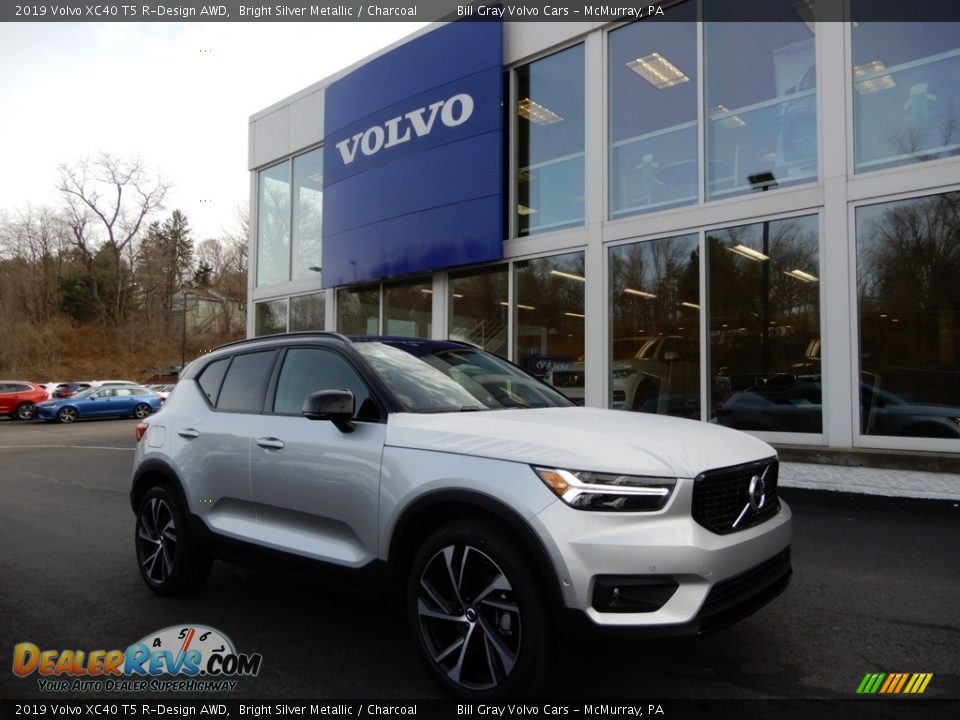 Front 3/4 View of 2019 Volvo XC40 T5 R-Design AWD Photo #1