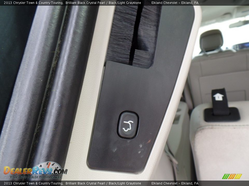 2013 Chrysler Town & Country Touring Brilliant Black Crystal Pearl / Black/Light Graystone Photo #32