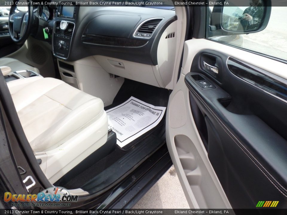 2013 Chrysler Town & Country Touring Brilliant Black Crystal Pearl / Black/Light Graystone Photo #35
