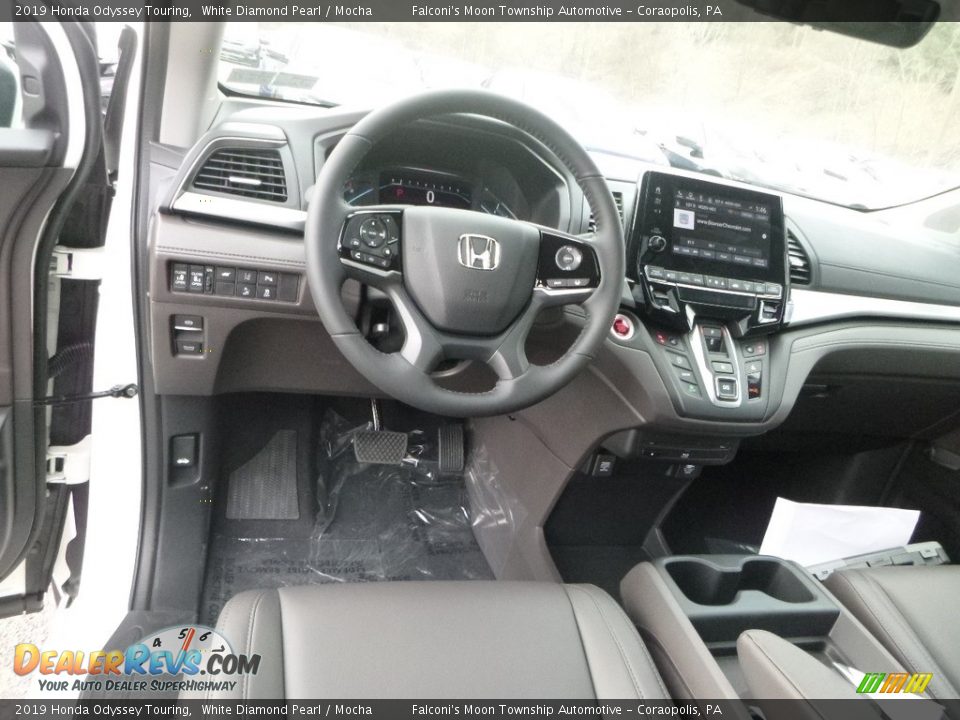 2019 Honda Odyssey Touring White Diamond Pearl / Mocha Photo #10