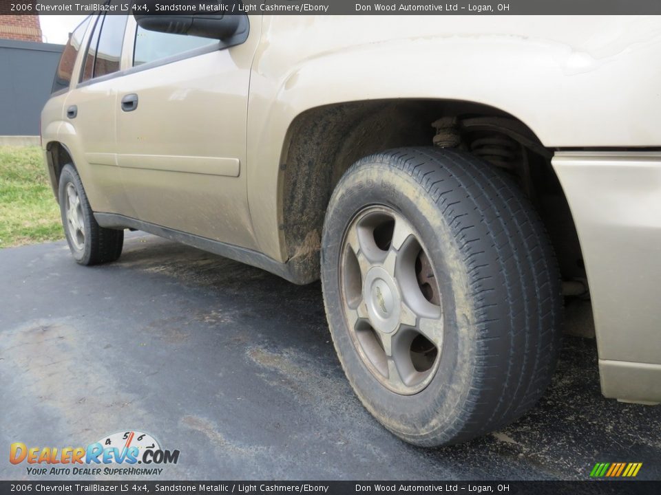 2006 Chevrolet TrailBlazer LS 4x4 Sandstone Metallic / Light Cashmere/Ebony Photo #2