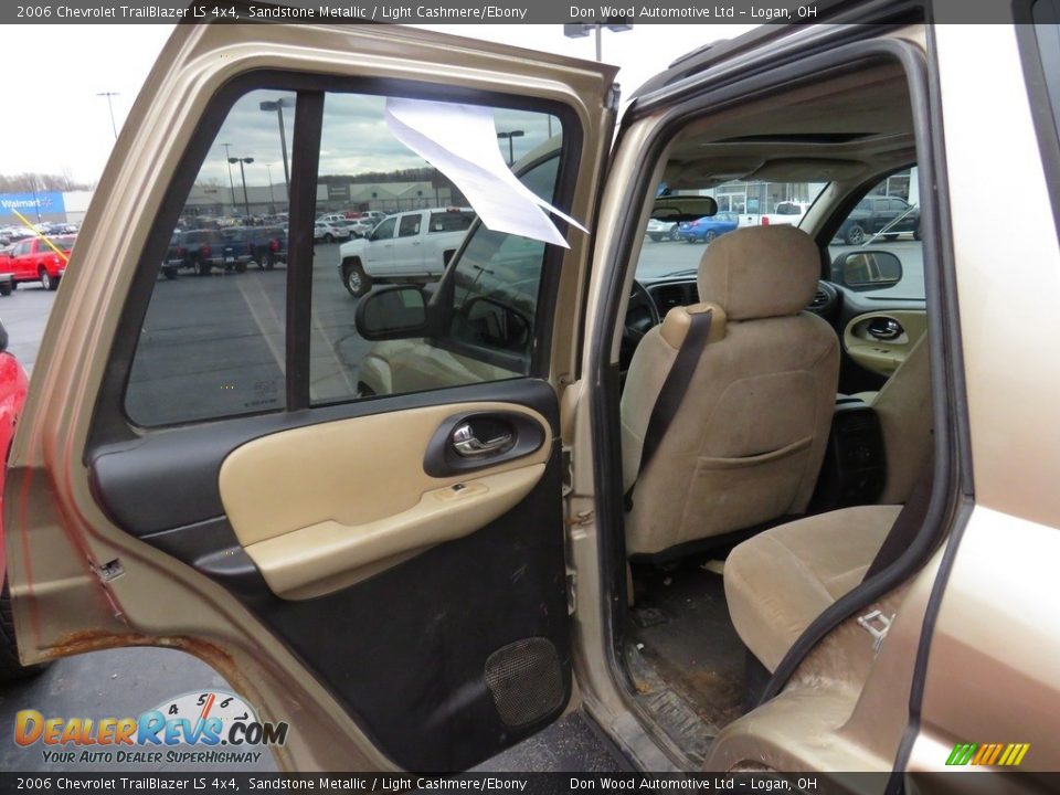 2006 Chevrolet TrailBlazer LS 4x4 Sandstone Metallic / Light Cashmere/Ebony Photo #11