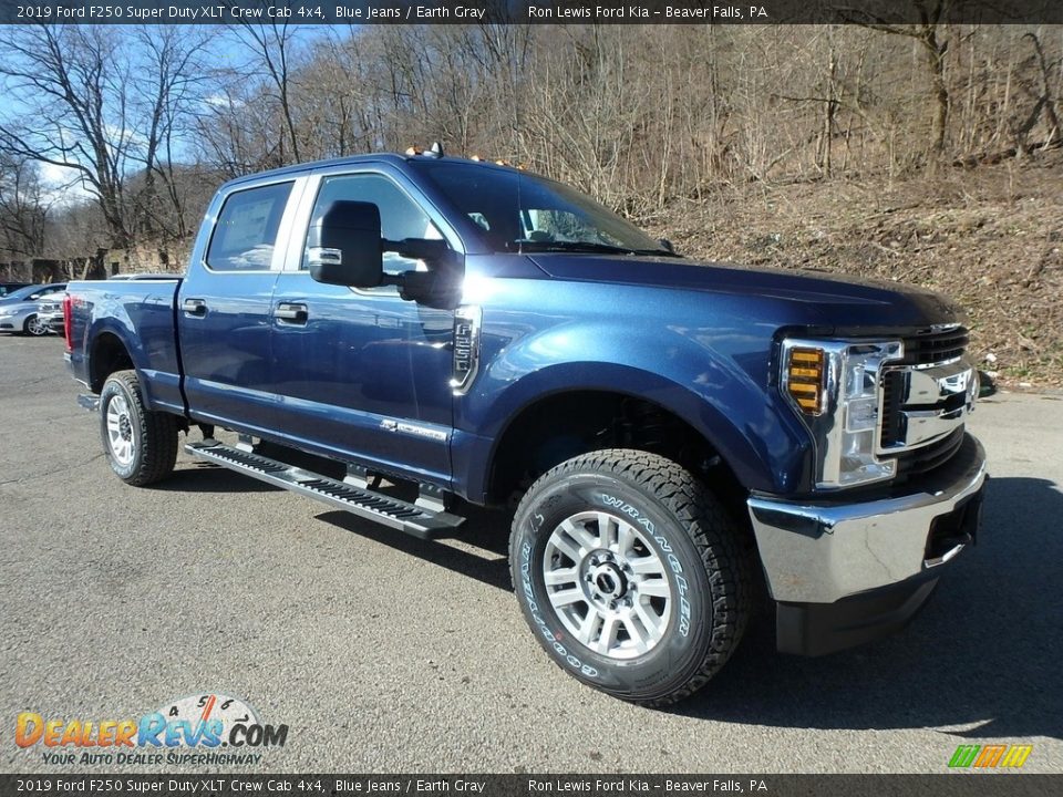 Front 3/4 View of 2019 Ford F250 Super Duty XLT Crew Cab 4x4 Photo #8