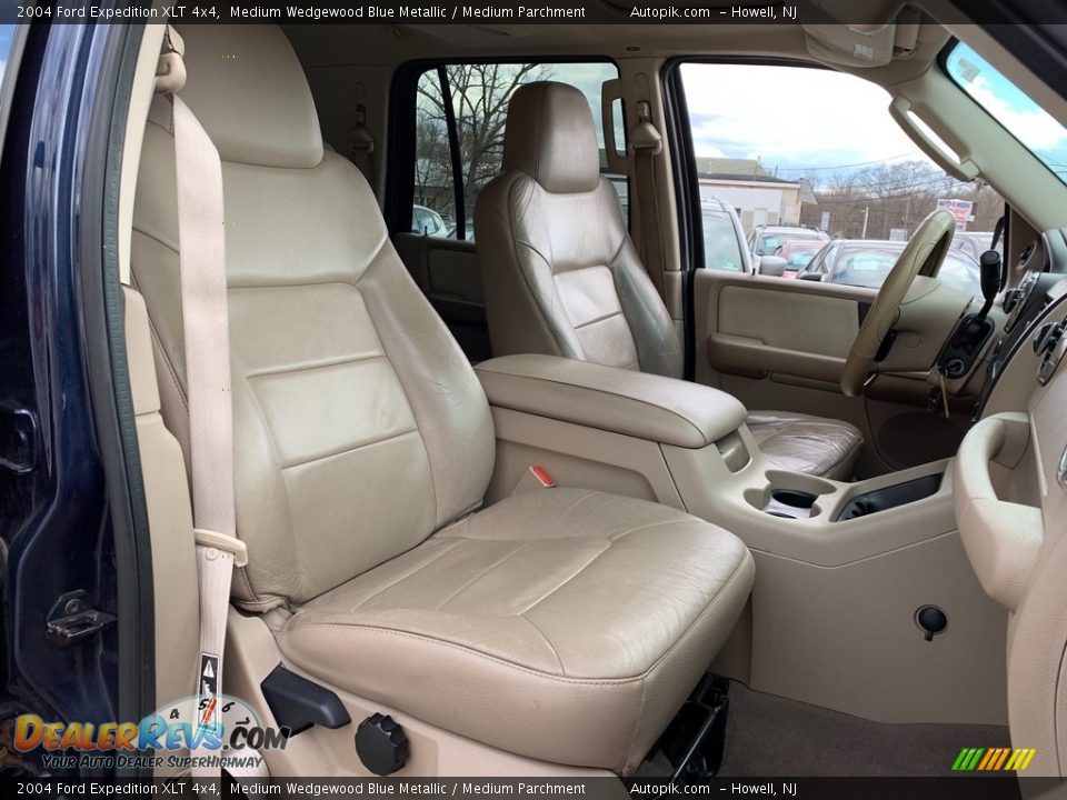 2004 Ford Expedition XLT 4x4 Medium Wedgewood Blue Metallic / Medium Parchment Photo #17