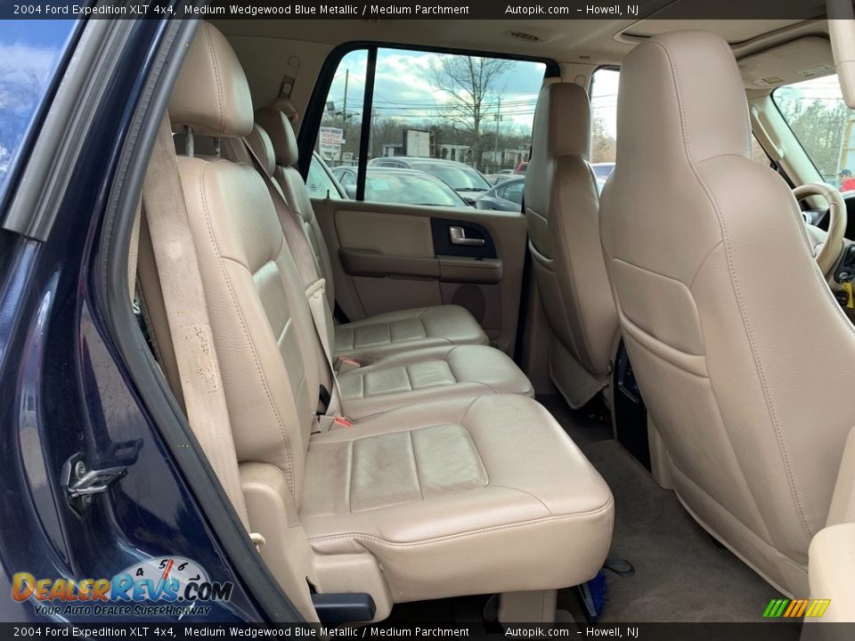 2004 Ford Expedition XLT 4x4 Medium Wedgewood Blue Metallic / Medium Parchment Photo #18
