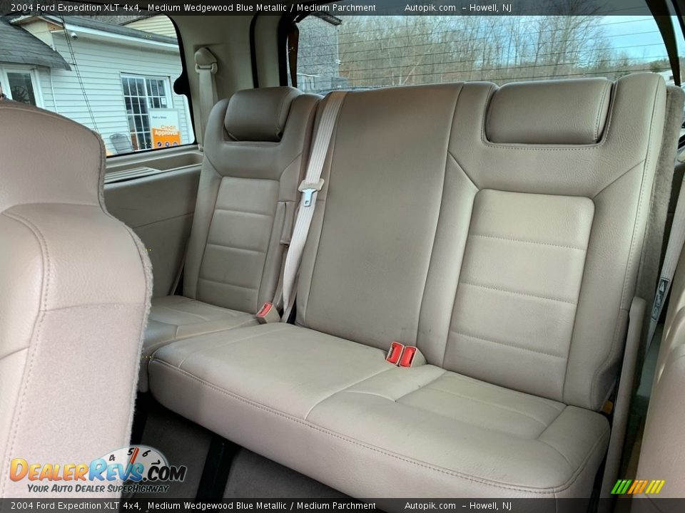 2004 Ford Expedition XLT 4x4 Medium Wedgewood Blue Metallic / Medium Parchment Photo #20