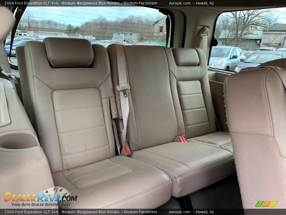 2004 Ford Expedition XLT 4x4 Medium Wedgewood Blue Metallic / Medium Parchment Photo #21