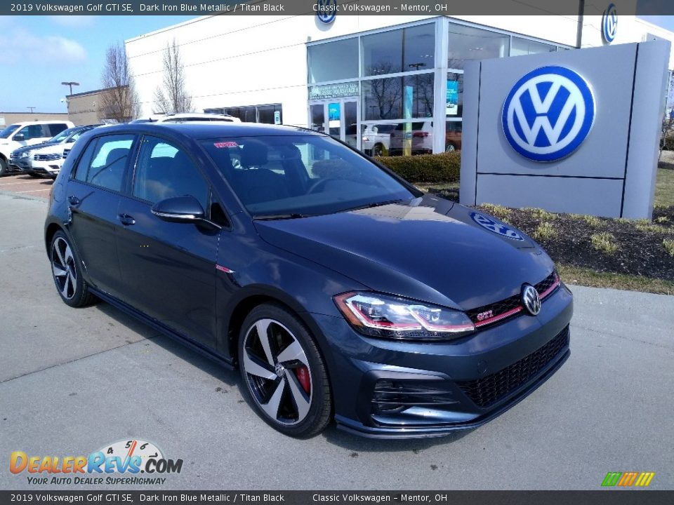 Front 3/4 View of 2019 Volkswagen Golf GTI SE Photo #1