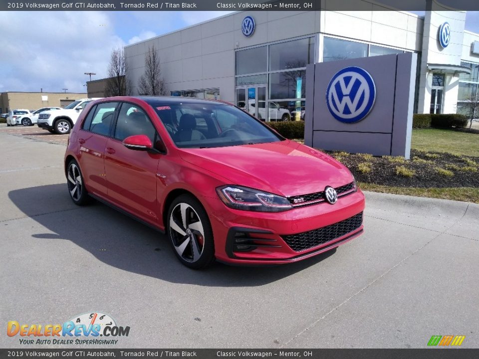 Front 3/4 View of 2019 Volkswagen Golf GTI Autobahn Photo #1