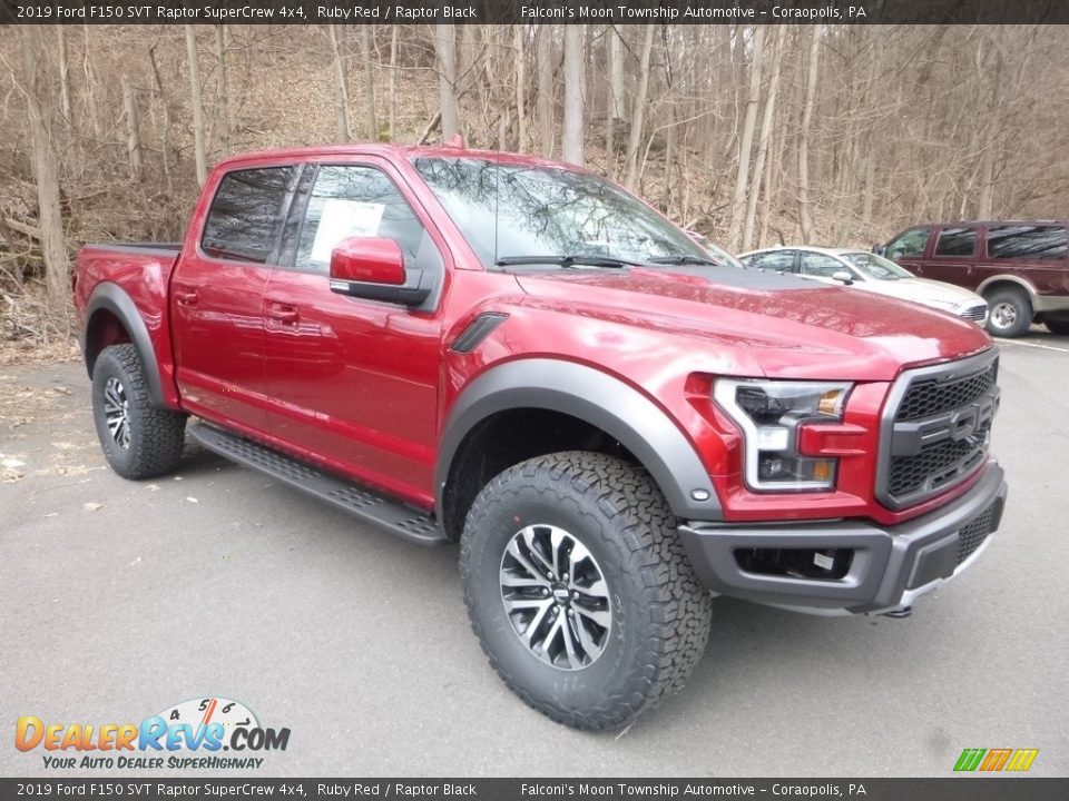 Front 3/4 View of 2019 Ford F150 SVT Raptor SuperCrew 4x4 Photo #3