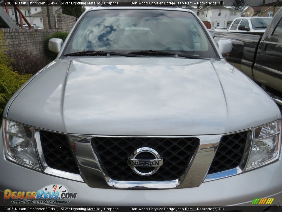2005 Nissan Pathfinder SE 4x4 Silver Lightning Metallic / Graphite Photo #3