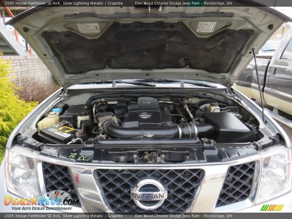 2005 Nissan Pathfinder SE 4x4 Silver Lightning Metallic / Graphite Photo #4