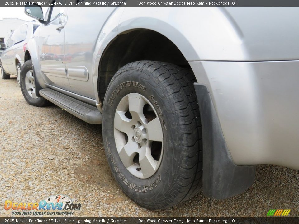 2005 Nissan Pathfinder SE 4x4 Silver Lightning Metallic / Graphite Photo #8