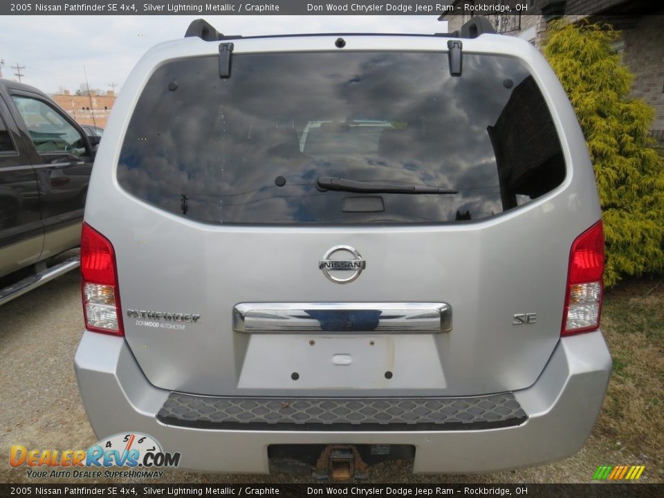 2005 Nissan Pathfinder SE 4x4 Silver Lightning Metallic / Graphite Photo #10